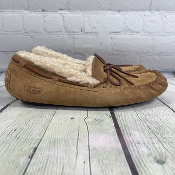 UGG Driving Mocassins Girls 11 Australia Dakota Brown Sheepskin Slip On Shoes
